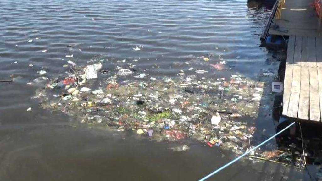 int
SAMPAH--Anggota DPRD Makassar menerima laporan dari warga terkait banyaknya sampah di area wisata pantai dan pulau di Kota Makassar. Dewan meminta Pemkot Makassar lakukan penanganan serius.Tampak sampah di Losari belum lama ini.
