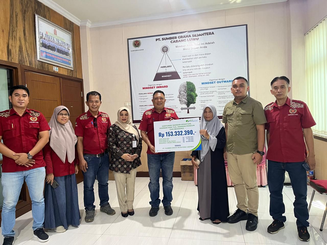 SANTUNAN -- Kepala BPJS Ketenagakerjaan Cabang Palopo, Muminati (empat dari kiri) saat menghadiri penyerahan santunan jaminan kematian kepada Nisma (tiga dari kanan) selaku ahli waris dari Israil, karyawan di PT Sumber Graha Sejahtera Cabang Bua yang meninggal dunia beberapa waktu lalu.
