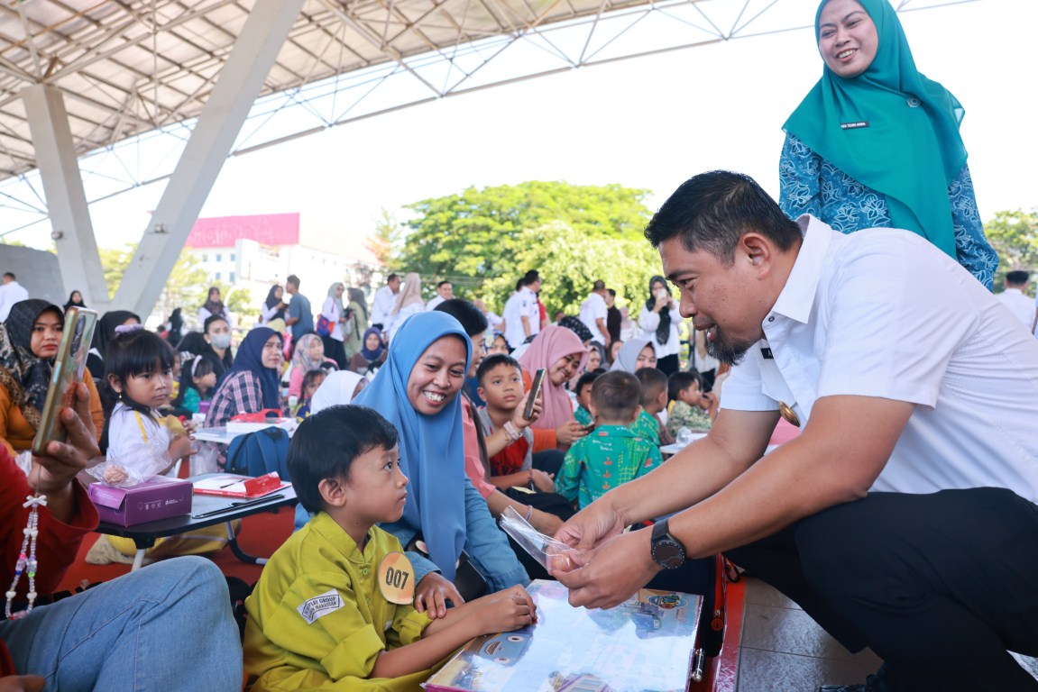 ist
SERAHKAN--Pjs Wali Kota Makassar Andi Arwin Azis mengajak ibu dan anak se-Sulsel untuk rajin mengonsumsi telur.Tampak Arwin menyerahkan telur ke anak saat acara Gerakan Makan Telur dan Lomba Mewarnai Dalam Rangka HUT Sulsel ke-355 di Lapangan Karebosi, Rabu, (9/10). 
