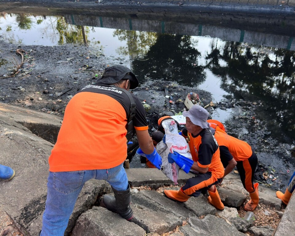 int
ADIPURA--Pemkot Makassar optimis bisa meraih Piala Adipura.Berbagai persiapan telah dilakukan seperti melaksanakan kegiatan Sabtu Bersih. Semua OPD, perangkat kecamatan, lurah, hingga RT/RW dilibatkan dalam agenda Sabtu Bersih.Tampak kegiatan pembersihan kanal di Bunga Ejayya dan Jalan Poros Kandea, Kecamatan Bontoala,baru-baru ini.
