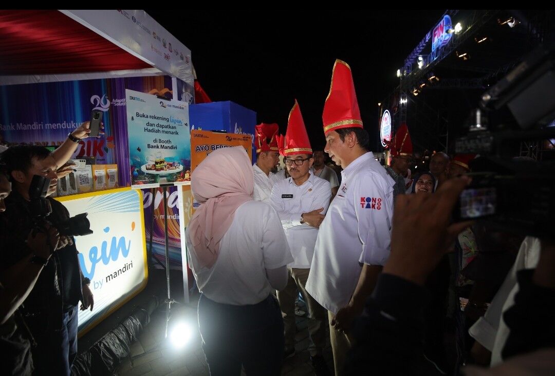 KUNJUNGI BOOTH -- Kepala OJK Provinsi Sulsel dan Sulbar, Darwisman bersama Sekretaris Provinsi Sulsel, H Jufri Rahman, dan Pjs Wali Kota Makassar, Andi Arwin Azis mengunjungi salah satu booth UMKM binaan salah satu perbankan di arena FinExpo BIK 2024 yang digelar di Anjungan Tugu MNEK Kawasan CPI, Makassar, Sabtu malam (26/10). 