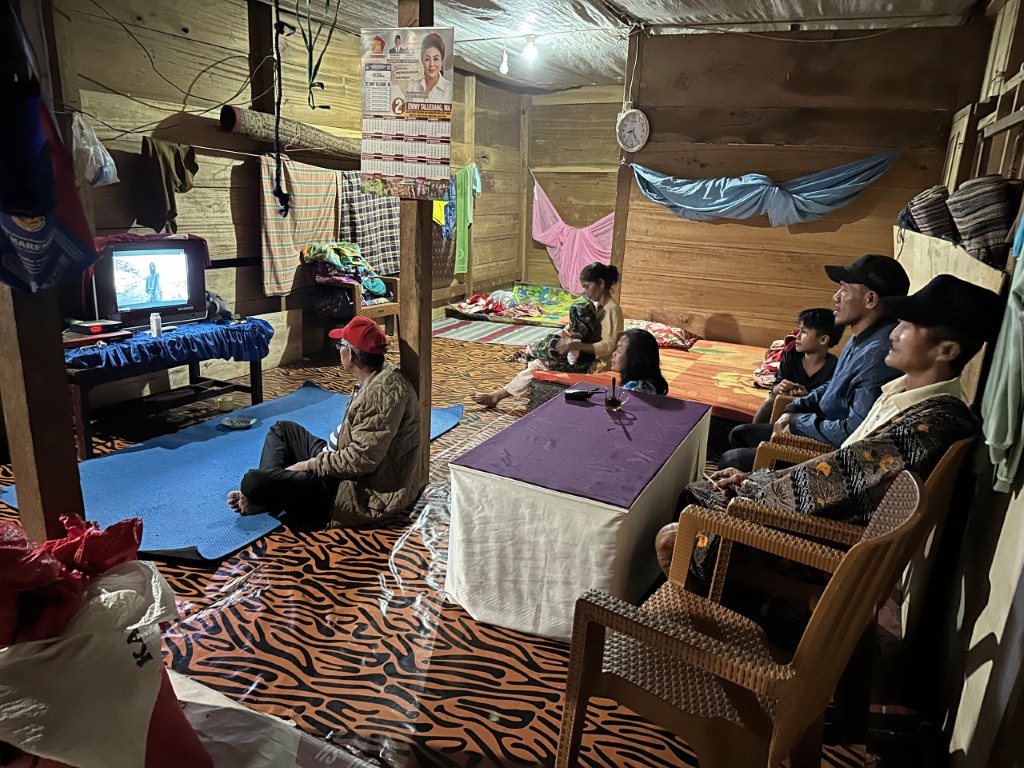 MENUNJANG -- Kehadiran listrik di desa Ilan Batu Uru, Kecamatan Walenrang Barat, Kabupaten Luwu, Sulawesi Selatan tidak hanya dimanfaatkan warga untuk aktivitas sehari-hari. Tetapi juga untuk menunjang roda perekonomian.