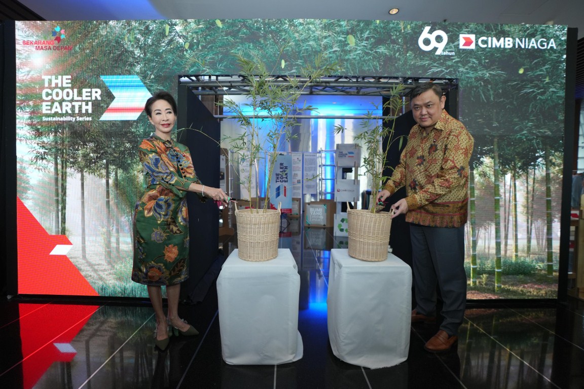 TCE SUSTAINABILITY -- Direktur Compliance, Corporate Affairs & Legal CIMB Niaga Fransiska Oei (kiri) bersama Direktur Consumer Banking CIMB Niaga Noviady Wahyudi (kanan) menanam bambu sebagai simbol pembukaan TCE Sustainability Series 2024 di Jakarta, Rabu (2/10).
