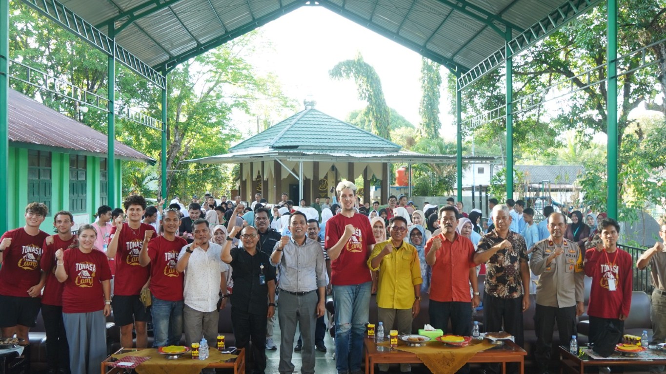 TONASA ENGLISH CAMP -- Direktur Utama PT Semen Tonasa sekaligus pembina YKST, Asruddin (tengah) bersama Kepala Cabang Dinas Pendidikan Wilayah 9  Sulawesi Selatan, Jumain, Kepala Bidang SMP Dinas Pendidikan dan Kebudayaan Kabupaten Pangkep, Hasbullah,  Kapolsek Balocci, Iptu Nyoman Suartana, Ketua YKST, Atjo Muchlis serta Direktur SOBBI, Noprianto Paserta pada pembukaan Tonasa English Camp, bertempat di SMA Swasta Semen Tonasa. 
