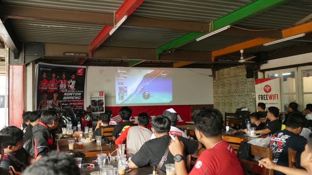 NONTON BARENG -- Para bikers Honda Community Makassar tampak begitu antusias nonton bareng MotoGP Mandalika di salah satu warkop di Makassar.
