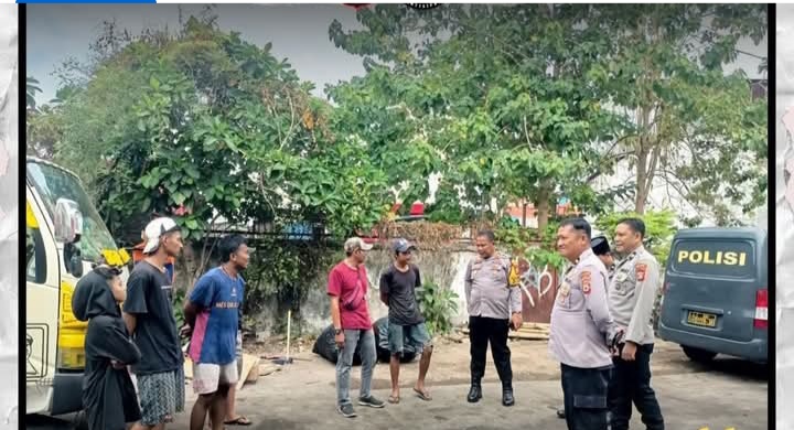 IST
PATROLI -- Personel Satbinmas Polres Pelabuhan Makassar ketika melaksanakan patroli gangguan Kamtibmas dan memberikan pengerahan kepada warga di wilayah hukum Polres Pelabuhan Makassar.
