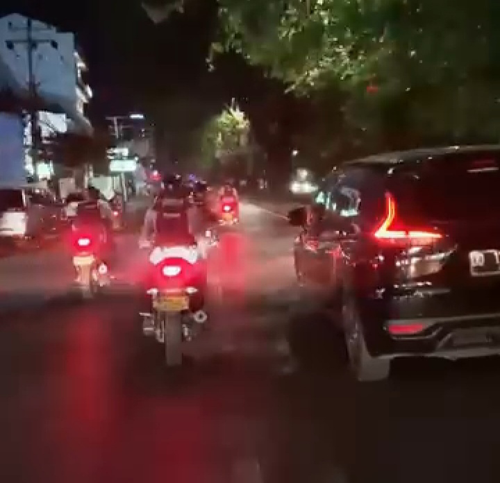 KAMTIBMAS -- Personel Satuan Samapta Polrestabes Makassar melaksanakan patroli di Jalan AP Petta Rani dan di 12 titik rawan kejahatan wilayah hukun Polrestabes Makassar .

