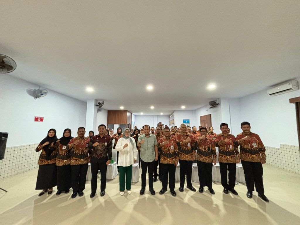 PENGUATAN -- Kadivpas Kantor Wilayah Kementerian Hukum dan HAM Sulsel Agung Aribawa dan Kabid Pembinaan dan TI Ashari bersama peserta kegiatan foto bersama usai memberikan penguatan tugas dan fungsi pemasyarakatan kepada seluruh jajaran Lapas Kelas IIA Bulukumba di Aula Lapas Bulukumba baru-baru ini. 
