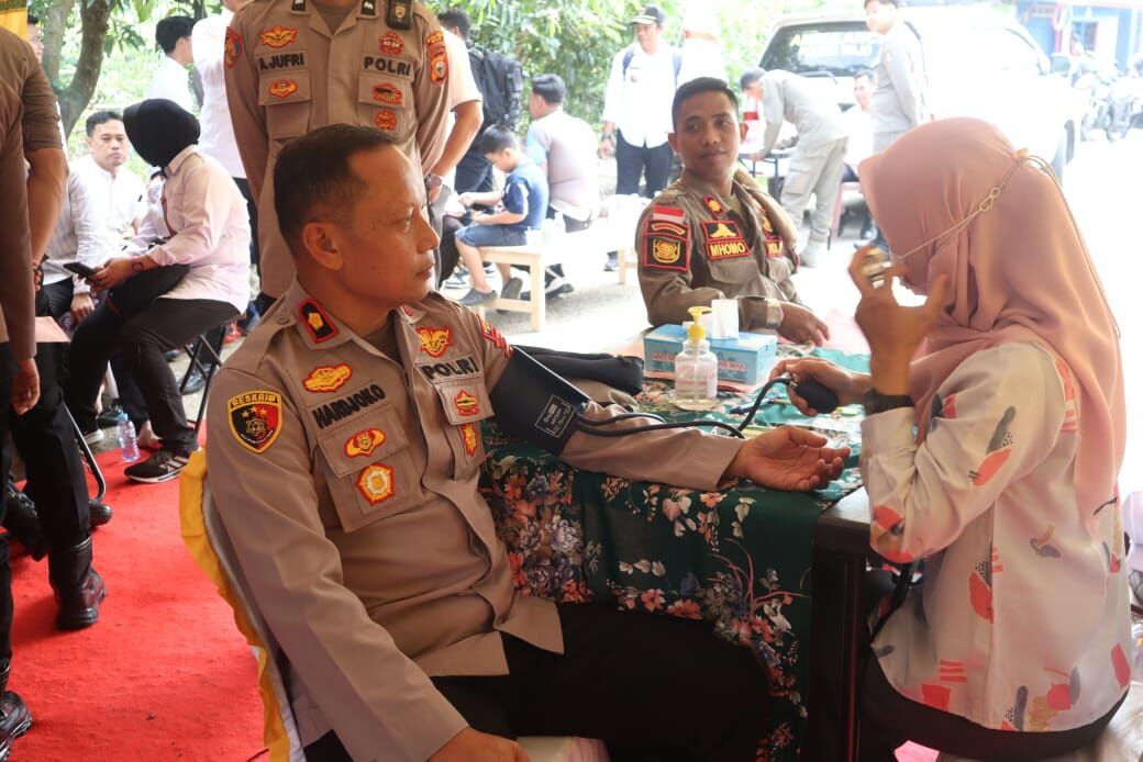 DONOR DARAH -- Polres Wajo menggelar kegiatan donor darah dengan melibatkan seluruh personel lingkup Polres Wajo di Mapolres Wajo, Selasa (29/10). 

