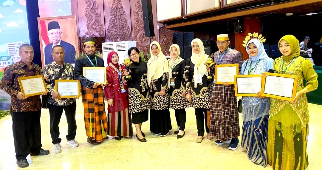 IST
ADIWIYATA -- Para kepala sekolah di Gowa yang sekolahnya berhasil meraih Adiwiyata Nasional dan Mandiri saat menerima penghargaan dari KLHK. 
