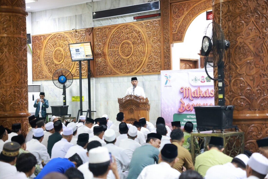 ist
AJAK--Dalam memperingati Hari Santri Nasional dan mendukung suksesnya Pilkada Serentak 2024, Pjs Wali Kota Makassar, Andi Arwin Azis, mengajak seluruh elemen masyarakat untuk mewujudkan Pilkada Damai melalui kegiatan Makassar Bermunajat.Acara tersebut digelar di Masjid Nurul Iman Telkom, Jalan AP Petta Rani, Senin (21/10).
