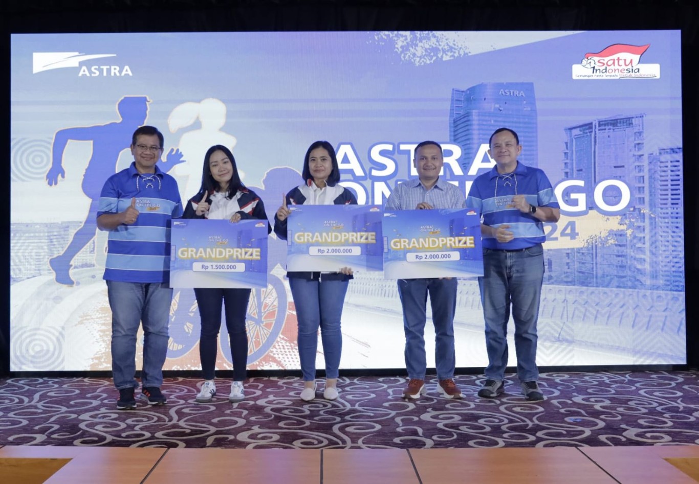ASTRA ON THE GO -- Chief of Corporate Human Capital Development Astra, Aloysius Budi Santoso (kiri) dan Chief Corporate Affairs Astra, Riza Deliansyah (kanan) bersama insan Astra penerima penghargaan Astra On The Go 2024, pada hari Kamis (10/10) di William Soeryadjaya Hall, Gedung AMDI A, Jakarta.
