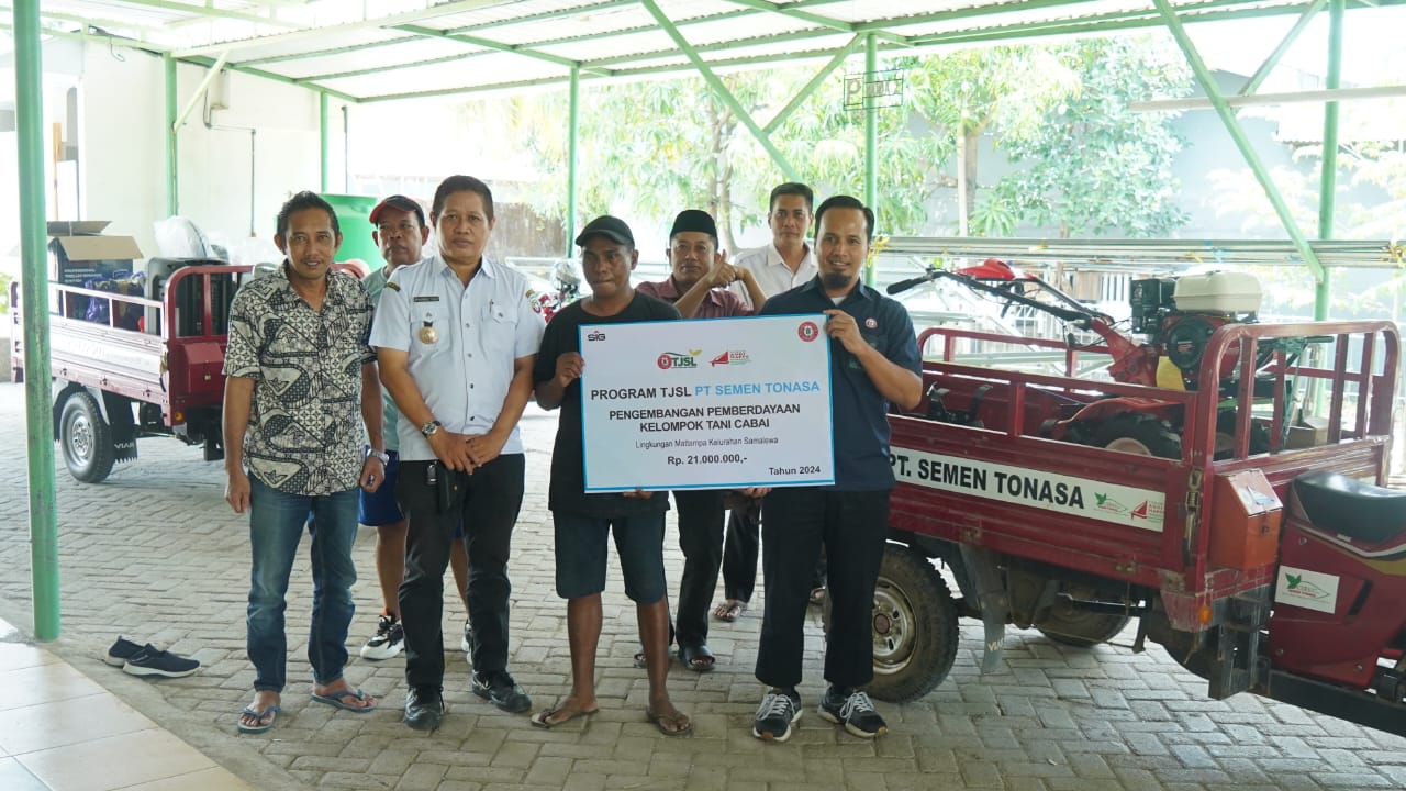 BANTUAN TJSL -- Manager TJSL PT Semen Tonasa, Andita Sely Bestoro (kanan) menyerahkan bantuan TJSL pengembangan pemberdayaan kelompok tani cabai.
