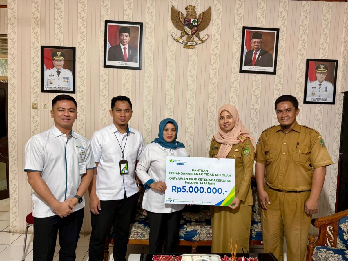 BANTUAN -- Kepala BPJS Ketenagakerjaan Cabang Palopo, Muminati (tiga dari kiri) menyerahkan bantuan penanganan anak tidak sekolah kepada Kepala Dinas Pendidikan Kota Palopo, Asnita Darwis (dua dari kanan).
