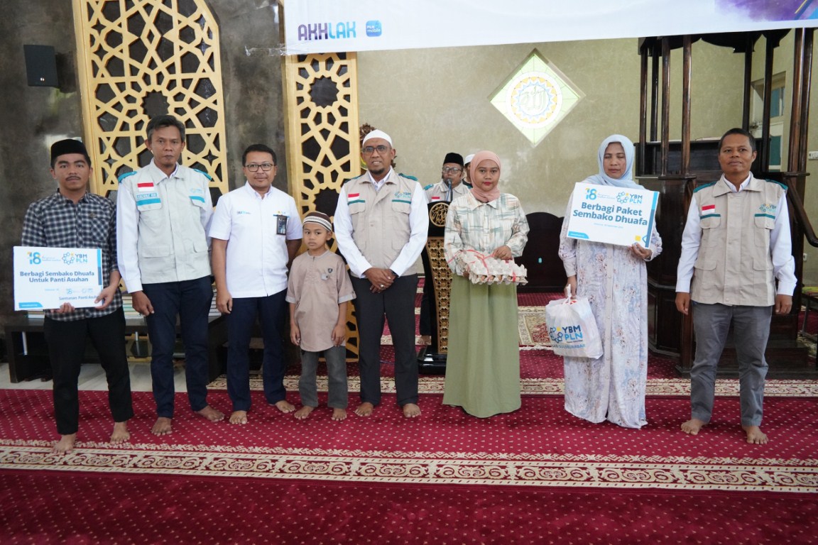 BANTUAN -- General Manager PT PLN (Persero) UID Sulselrabar, Budiono (tengah) didampingi manajemen PLN UID Sulselrabar dan ketua YBM, foto bersama penerima bantuan sembako.

