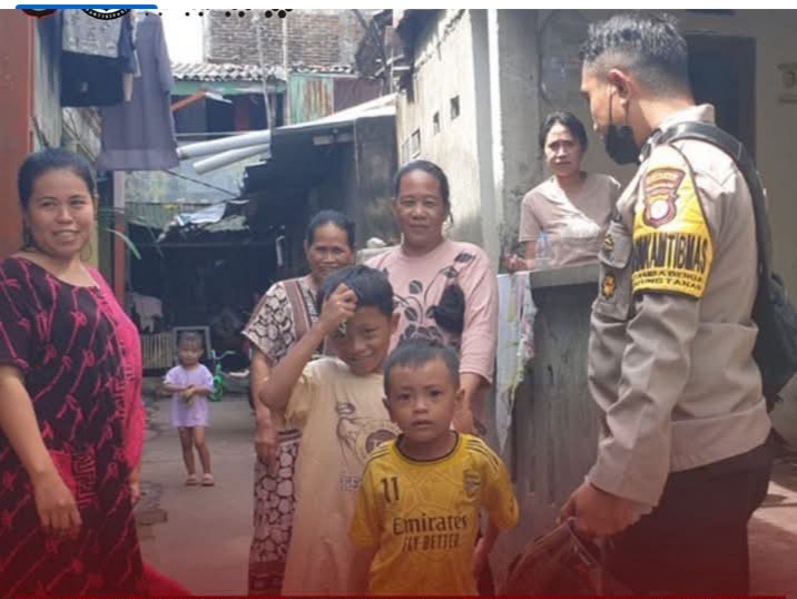 BHABINKAMTIBMAS -- Personel Bhabinkamtibmas Polres Pelabuhan Makassar yang bertugas di Kelurahan Camba Berua Kecamatan Ujung Tanah, Aipda Nur Syamsu ketika menyambangi rumah warga dan memberikan arahan tentang betapa pentingnya 
