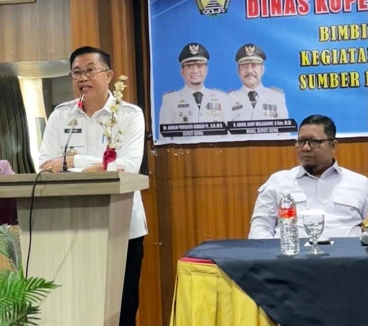 IST
BIMTEK -- Kadis Koperasi dan UKM Gowa, Mahmuddin, saat membuka Bimtek manajemen keuangan yang diikuti puluhan pelaku usaha.
