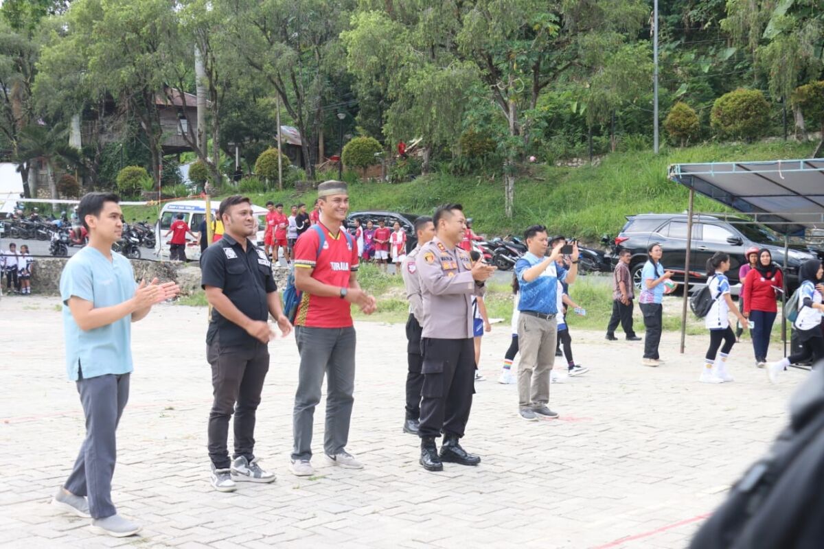 BUKA -- Kapolres Tator AKBP Malpa Malacoppo saat membuka turnamen bola voli dalam rangkain HUT Humas Polri ke-73, Jumat (25/10).

