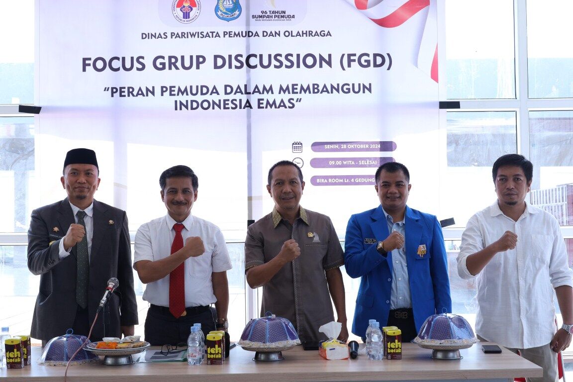 DISKUSI -- Peserta FGD dengan tema Peran Pemuda dalam Membangun Indonesia Emas 2045 foto bersama usai diskusi di Bira Room, lantai 4 Gedung Pinisi Bulukumba, Senin (28/10). 