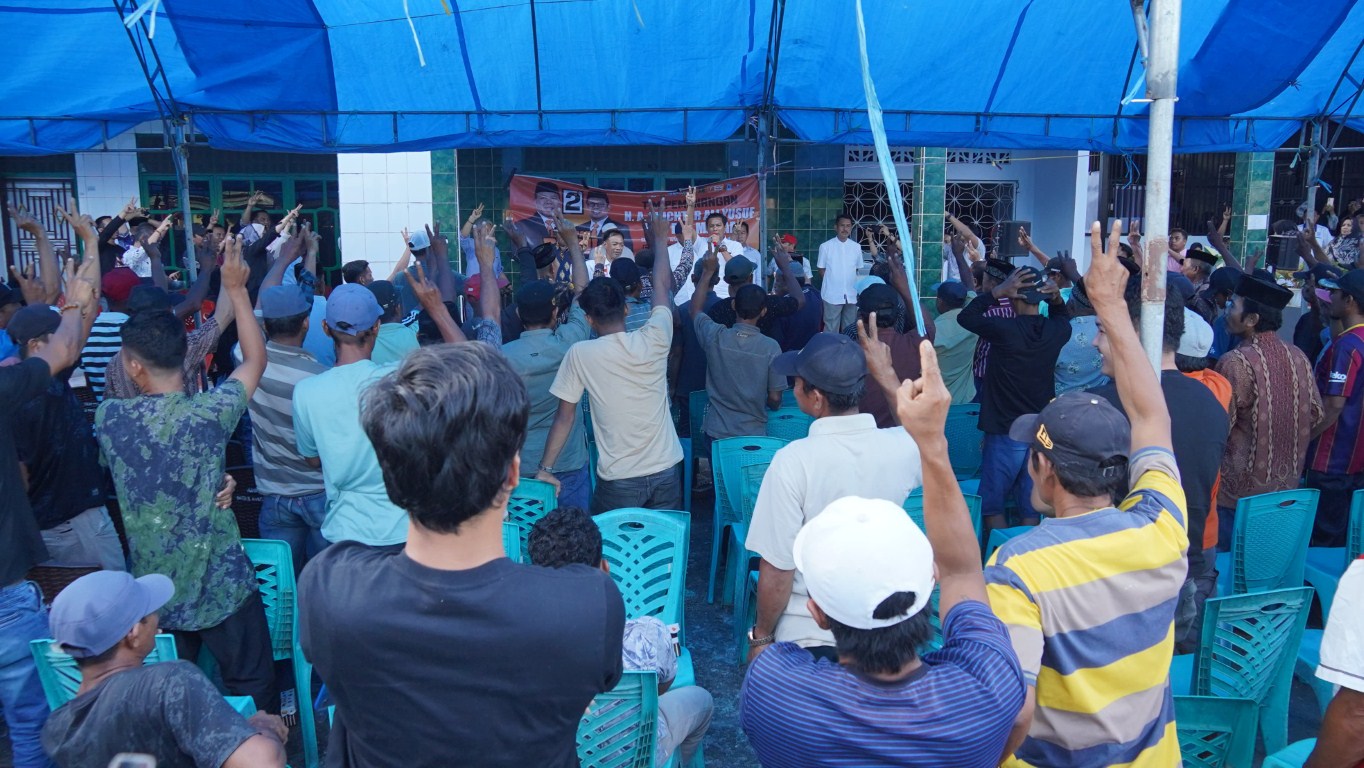 DUKUNG -- Politisi Partai Golkar, Asri Jaya mendukung Paslon Muchtar Ali Yusuf-HA Edy Manaf di Pilkada Bulukumba November mendatang. Asri menyampaikan orasi politik.
