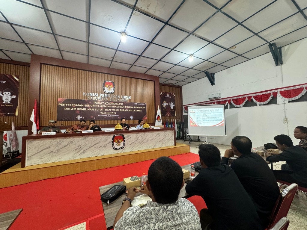 RAKOR -- Ketua Bawaslu Bulukumba Bakri Abubakar saat menjadi narasumber pada Rakor yang digelar KPU Kabupaten Bulukumba di Aula Kantor KPU Bulukumba, Kamis (3/10)

