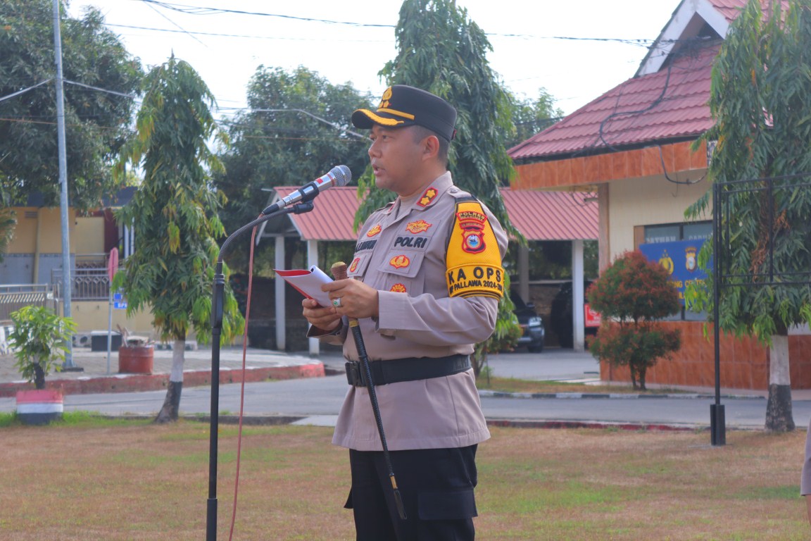 APEL PASUKAN -- Kapolres Bulukumba AKBP Andi Erma Suryono memimpin apel gelar pasukan operasi Zebra Pallawa tahun 2024 di Lapangan Apel Mapolres Bulukumba, Senin (14/10).
