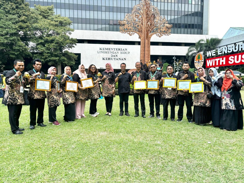 ADIWIYATA -- Sebanyak 11 sekolah di Bulukumba berhasil meraih penghargaan Adiwiyata. Penyerahan piagam dan tropy di Gedung Manggala Wanabakti, KLHK Jakarta, Rabu (2/10).
