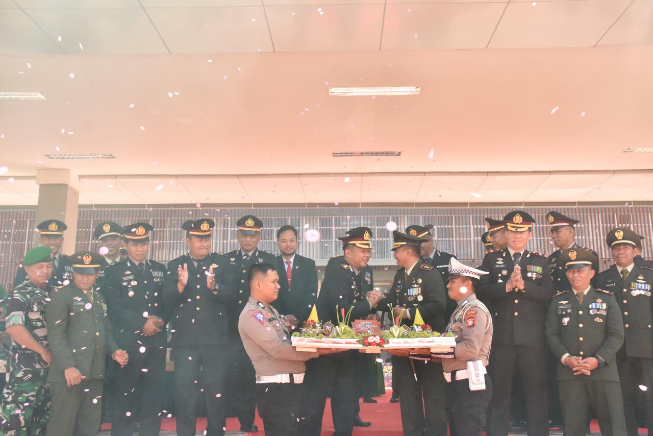 TUMPENG -- Kapolres Bulukumba AKBP Andi Erma Suryono bersama para PJU Polres Bulukumba menyerahkan nasi tumpeng kepada Dandim 1411/Bulukumba, Letkol Inf Sarman disela-sela menghadiri upacara peringatan HUT ke-79 TNI di Lapangan Pemuda Bulukumba, Sabtu (5/10). 
