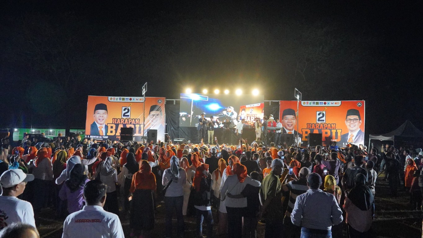 KAMPANYE -- Ribuan warga menghadiri kampanye tatap muka calon bupati Bulukumba nomor urut 2 Andi Muchtar Ali Yusuf di Lapangan Desa Bontomanai, Kecamatan Rilau Ale, Minggu (6/10), malam. Di momen ini, Ketua DPC Partai Gerindra Bulukumba Syahruni Haris membakar semangat ribuan pendukung.
