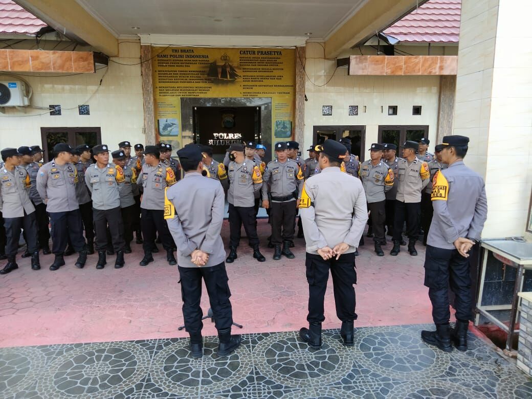 KUMPULKAN -- Kapolres Bulukumba AKBP Andi Erma Suryono mengumpulkan para Bhabinkamtibmas sekaligus diberikan motivasi untuk menyukseskan program kerja 100 hari Presiden Prabowo Subianto di bidang ketahanan pangan di Mapolres Bulukumba, Rabu (30/10). 
