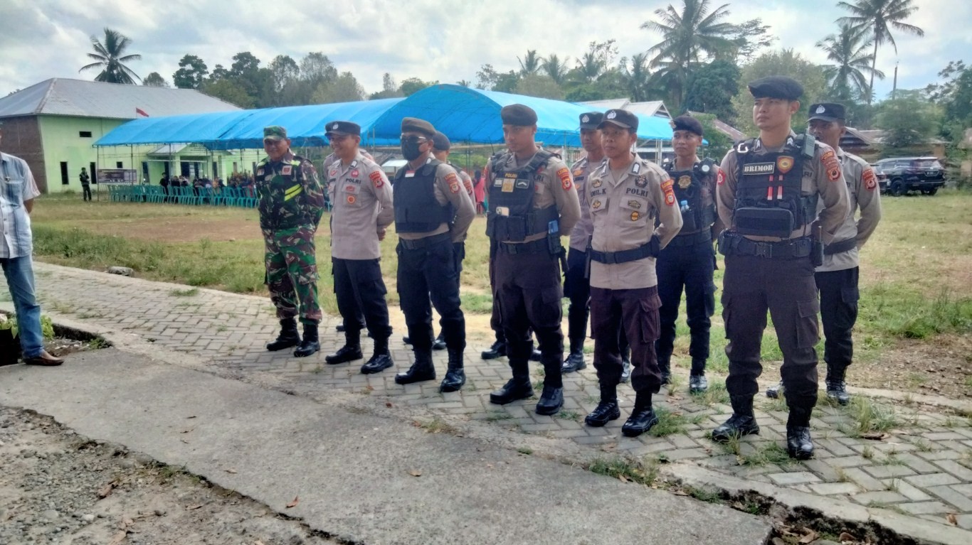 KAWAL KAMPANYE -- Aparat kepolisian Polres Bulukumba melaksanakan apel dan siap mengamankan tahapan kampanye Pilkada di Kabupaten Bulukumba.
