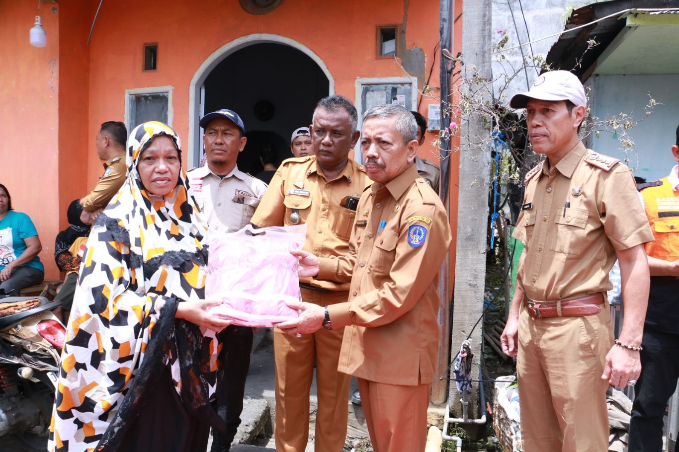 BANTUAN -- Pjs Bupati Bulukumba Muhammad Rasyid mengunjungi lokasi kebakaran sekaligus menyerahkan bantuan, Senin (30/9). 
