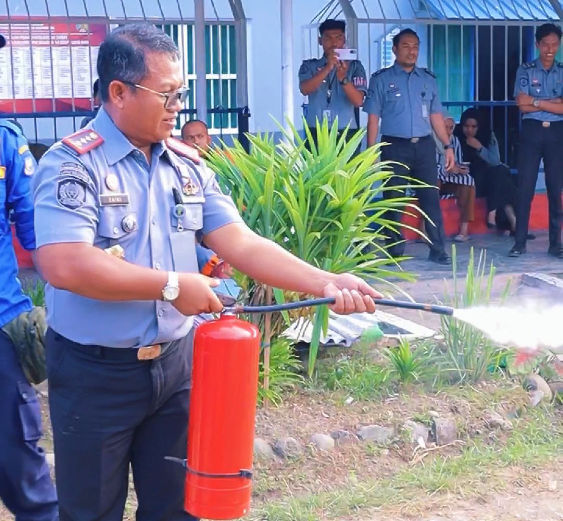 SIMULASI -- Lapas Kelas IIA Bulukumba melaksanakan sosialisasi dan simulasi penyelamatan keadaan darurat pemadaman kebakaran di lingkup Lapas Kelas IIA Bulukumba, Senin (14/10). 
