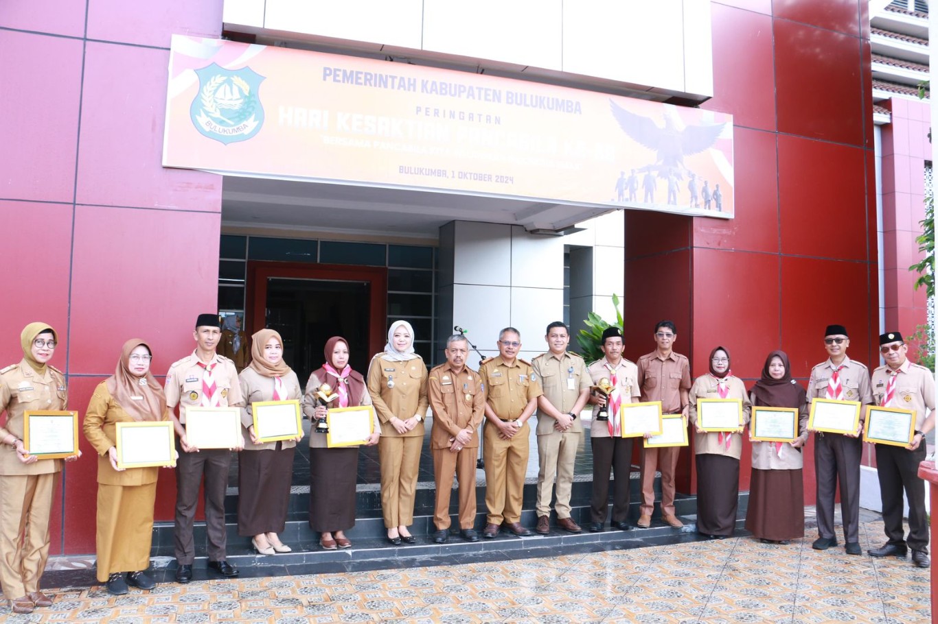 PENGHARGAAN -- Pjs Bupati Bulukumba Muhammad Rasyid foto bersama usai menyerahkan piagam penghargaan Adiwiyata Nasional kepada sembilan sekolah dan tropi Adiwiyata Mandiri kepada dua sekolah di halaman Kantor Bupati Bulukumba, Senin (14/10).
