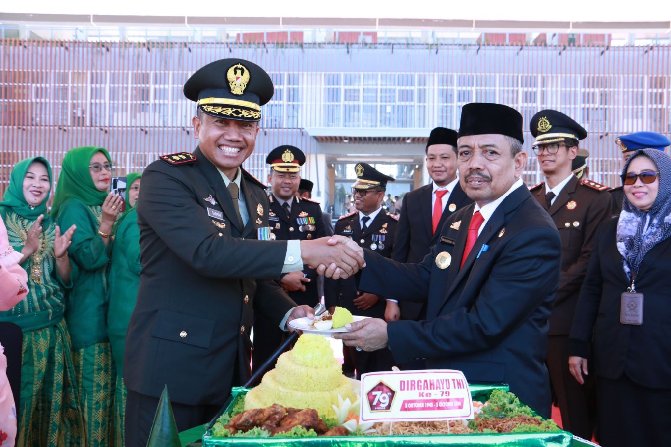 TUMPENG -- Pjs Bupati Bulukumba Muhammad Rasyid HUT TNI ke 79 tahun 2024 tingkat Kabupaten Bulukumba dilaksanakan di Lapangan Pemuda Bulukumba dipimpin Dandim Letkol (Inf) Sarman, Sabtu (5/10).
