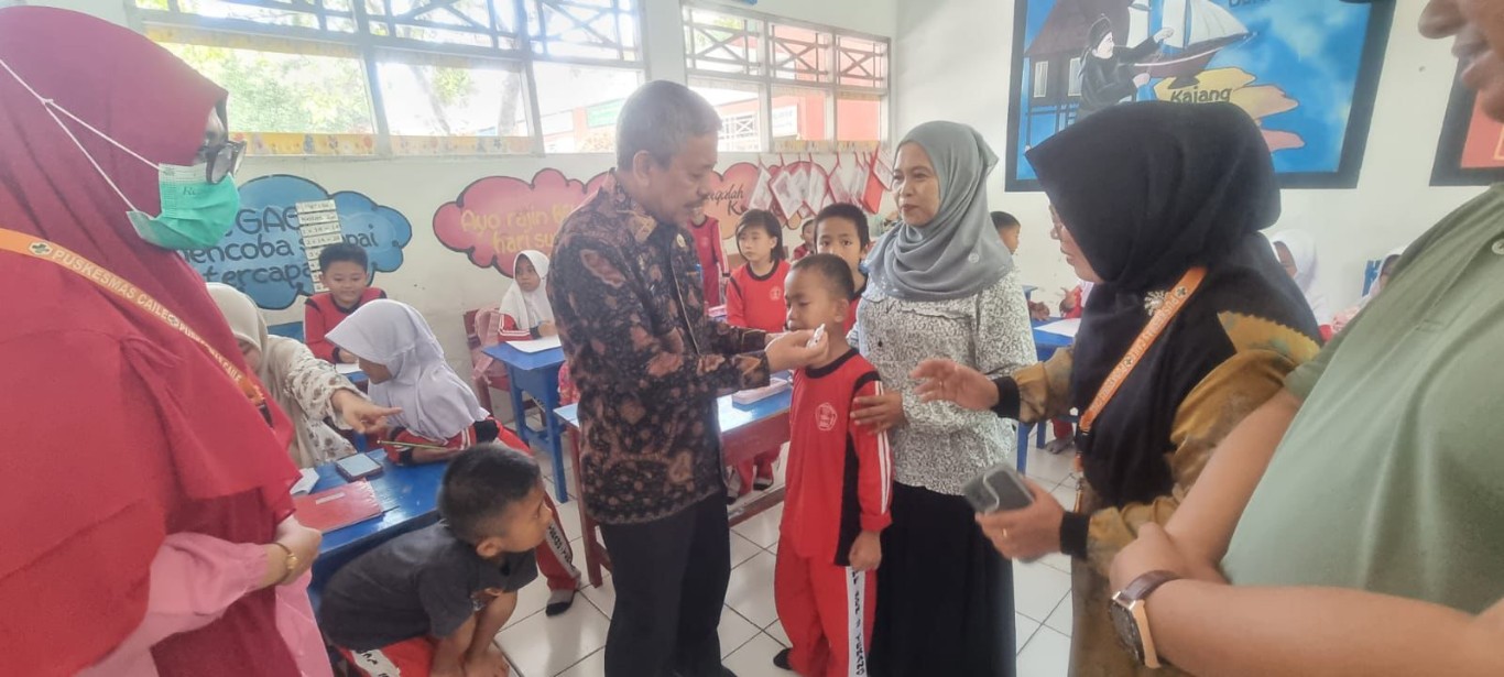 KUNJUNGAN --Pjs Bupati Bulukumba Muhammad Rasyid didampingi Kepala Dinas Kesehatan, dr Muhammad Amrullah melakukan kunjungan langsung ke beberapa SD, Sabtu (12/10) 
