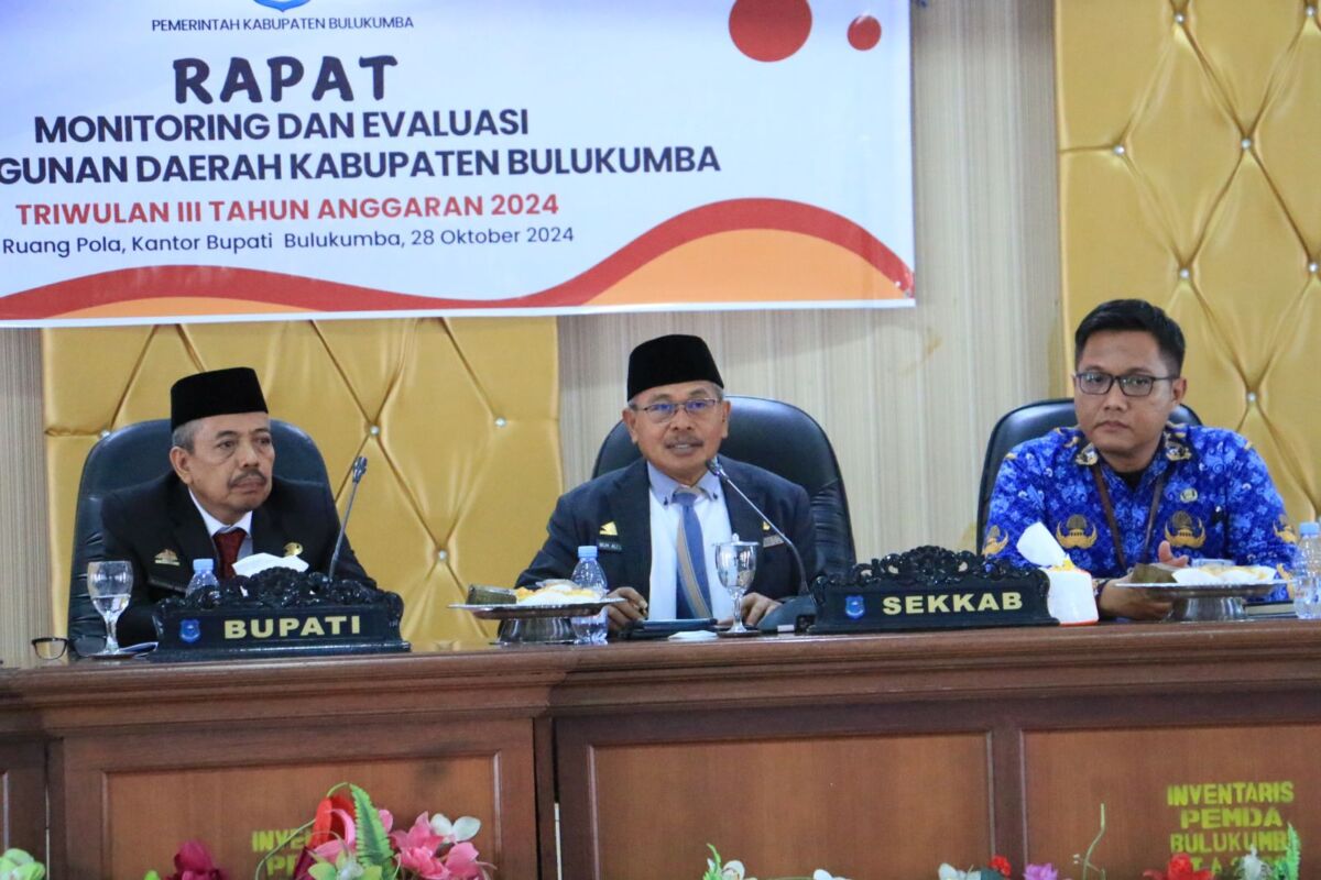RAPAT -- Pjs Bupati Bulukumba Muhammad Rasyid (kiri) didampingi Sekkab Muh Ali Saleng saat menghadiri Rapat Monitoring dan Evaluasi Triwulan ke III Lingkup Pemkab Bulukumba di Ruang Pola Kantor Bupati Bulukumba, Senin (28/10).
