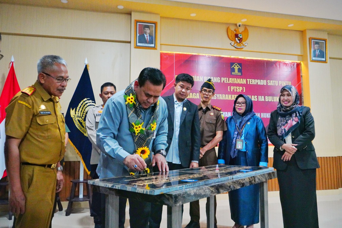 RESMIKAN -- Kepala Kantor Wilayah Kementerian Hukum dan HAM Sulsel (Kakanwil Kemenkumham Sulsel), Taufiqurrakhman meresmikan ruang Pelayanan Terpadu Satu Pintu (PTSP) di Lembaga Pemasyarakatan (Lapas) Kelas IIB Bulukumba. 

