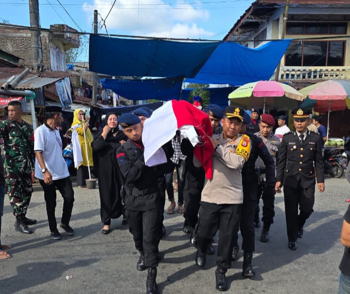 USUNG -- Kapolres Bulukumba AKBP Andi Erma Suryono hadir serta ikut mengusung jenazah almarhum Briptu Muhammad Yunus ke tempat pemakaman bersama personel Brimob dan personel Polres Bulukumba, Sabtu (12/10).