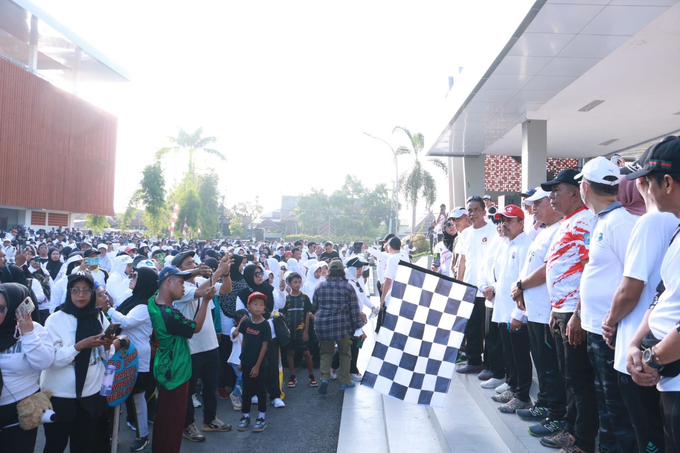 LEPAS -- Pjs Bupati Bulukumba Muhammad Rasyid beserta seluruh jajaran lingkup Pemkab dan jajaran Forkopimda melepas peserta jalan santai di Lapangan Pemuda, Minggu (13/10). 
