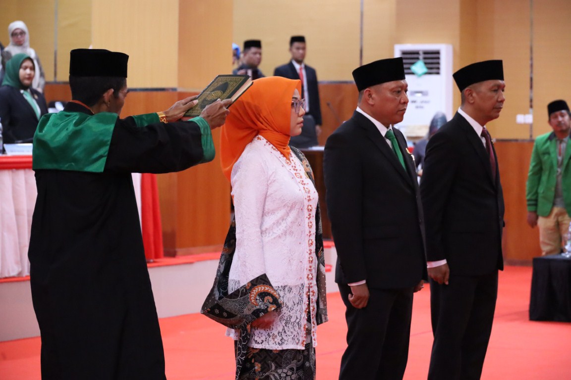 LANTIK -- Pimpinan DPRD Kabupaten Bulukumba masa jabatan 2024-2029 resmi dilantik. Pelantikan sekaligus pengucapan sumpah/janji digelar melalui Rapat Paripurna di ruang rapat paripurna di Gedung DPRD Bulukumba, Kamis (10/10).