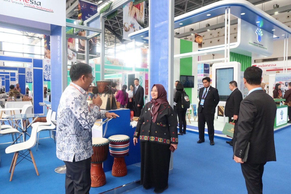 CAEXPO 2024 -- Direktur Jenderal Pengembangan Ekspor Nasional Kementerian Perdagangan Republik Indonesia, Mardyana Listyowati (kanan) saat mengunjungi booth Astra di dalam perhelatan CAEXPO 2024.