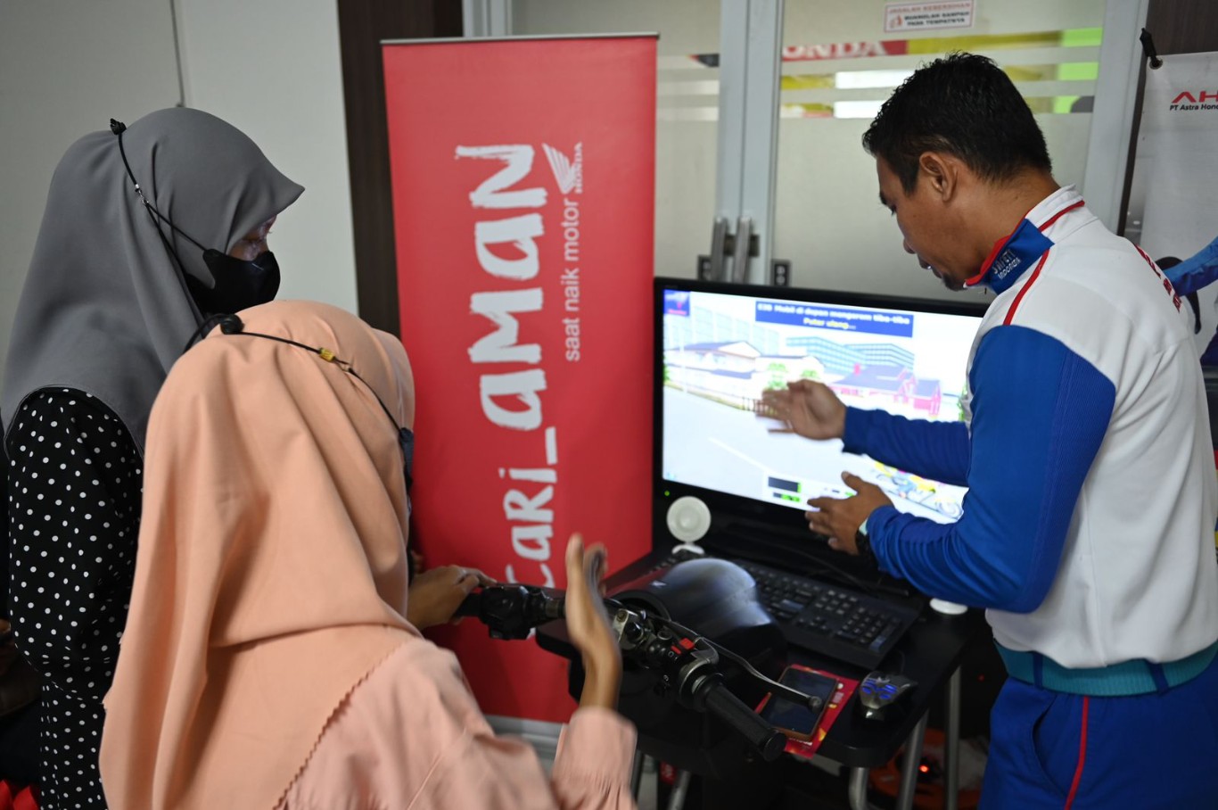 CARI AMAN -- Instruktur Safety Riding Astra Motor Sulsel, Wanny, memberikan petunjuk kepada sejumlah mahasiswi Unhas Makassar mengenai cara #Cari_Aman berkendara.
