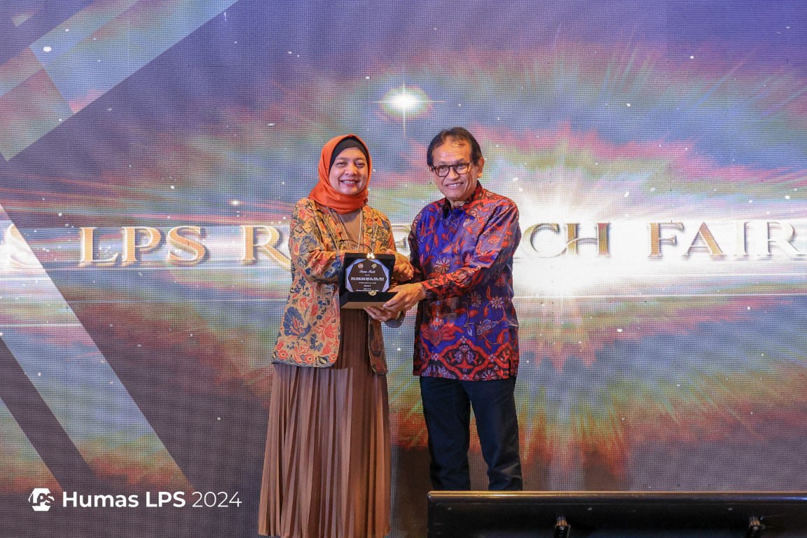 CINDERAMATA -- ujar Wakil Ketua Dewan Komisioner LPS, Lana Soelistianingsih memberikan cinderamata kepada Prof Iwan Jaya Azis sebagai narasumber di Seminar LPS Research Fair 2024, di Jakarta.
