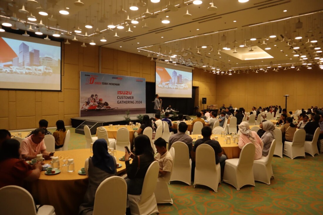 CUSTOMER GATHERING -- Suasana penyelenggaraan Customer Gathering yang digelar IAMI dalam rangka merayakan Tahun Emas Isuzu di 50 titik se-Indonesia.
