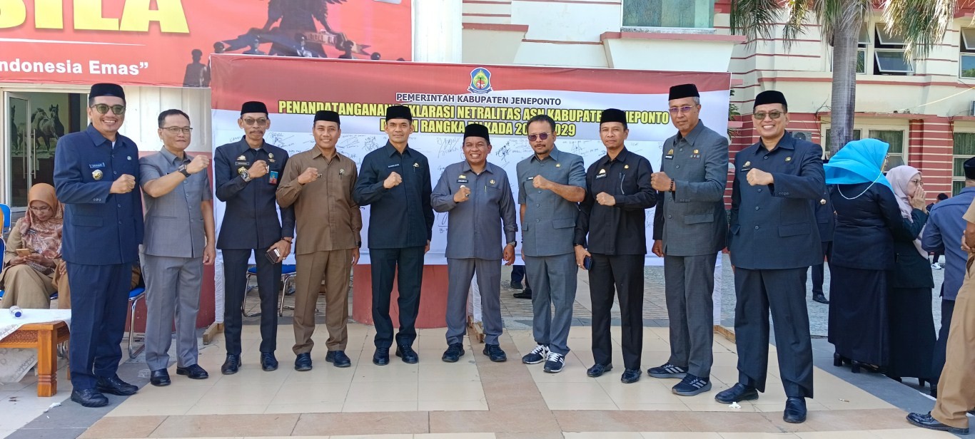 DEKLARASI -- Pj Bupati Jeneponto, Junaedi Bakri (lima dari kanan) bersama para ASN lingkup Pemkab Jeneponto saat melakukan deklarasi netralitas menjelang Pilkada tahun 2024.