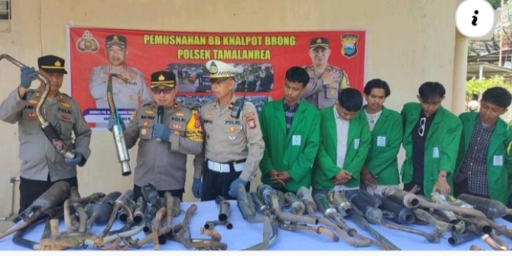 DIMUSNAHKAN -- Puluhan knalpot brong yang diamankan di Polsek Tamalanrea beberapa bulan lalu, akhirnya dimusnahkan di halaman Mapolsek Tamalanrea.
