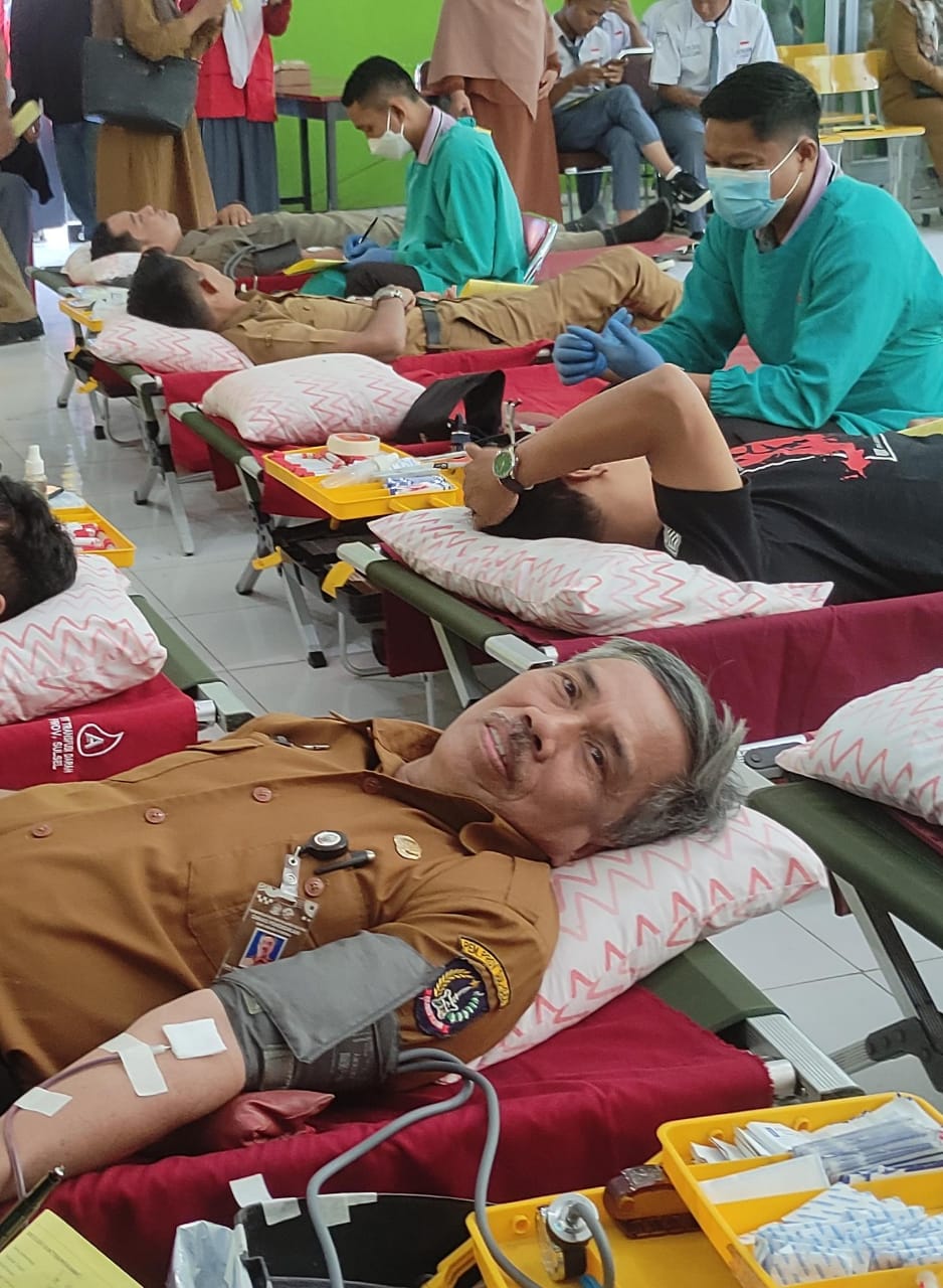 BKM/SAR
DONOR DARAH -- Kepala SMKN 4 Gowa, Kabupaten Gowa, Imanuddin sedang melakukan donor darah 164 kali di SMKN 3 Gowa.
