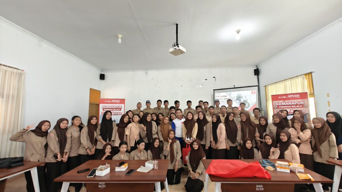 EDUKASI -- Tim Instruktur Safety Riding Asmo Sulsel foto bersama siswa siswi SMK Negeri 6 Makassar usai melakukan edukasi safety riding tentang keselamatan berkendara.