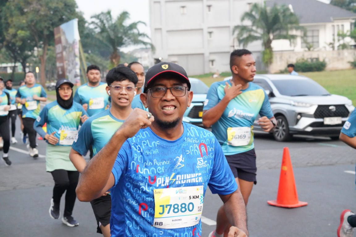 ELECTRIC RUN -- GM PLN UID Sulselrabar, Boediono, turut serta mengurangi emisi karbon dengan menjadi salah seorang peserta PLN Electric Run 2024 di Scientia Square Park, Gading Serpong, Tangerang.
